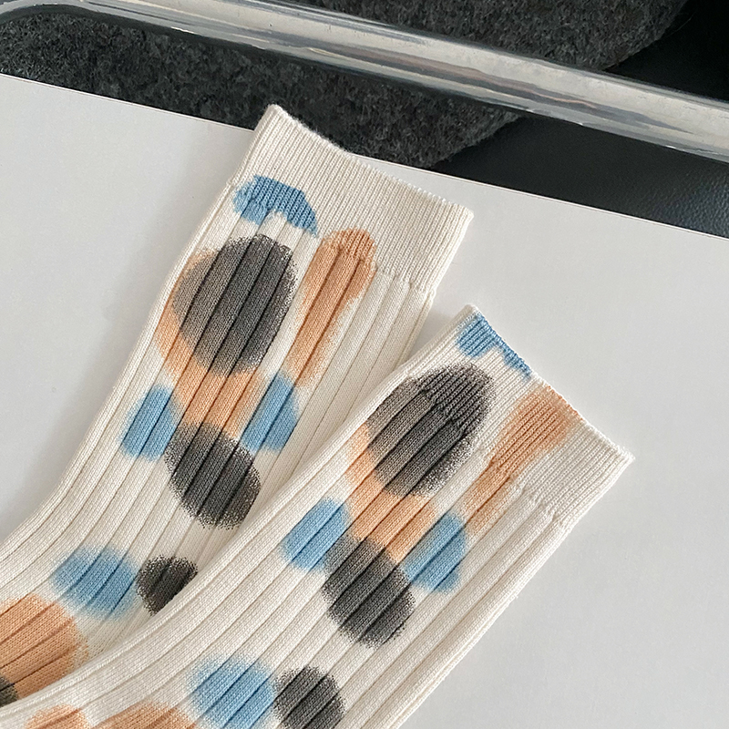 Solmittavat pilkkulliset sukat
